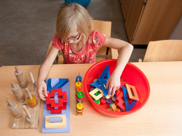 Houten figuren sorteren Tafelwerkje